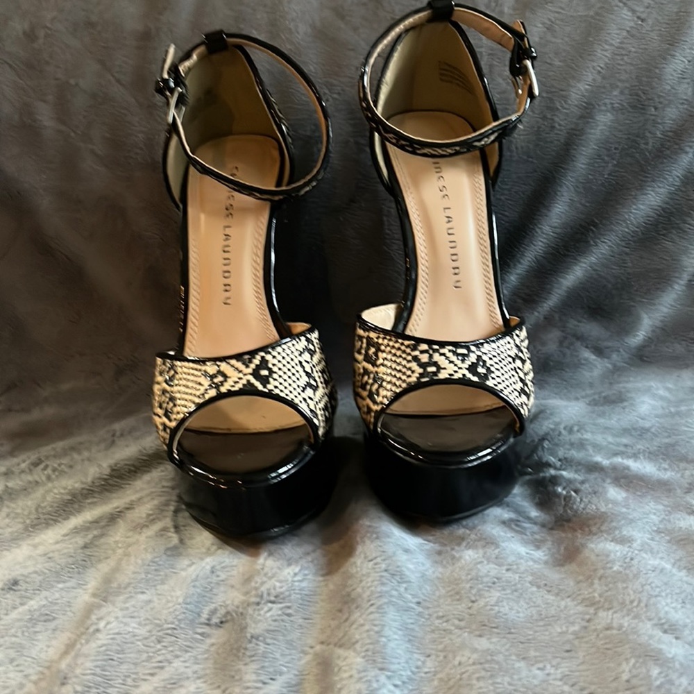 Rattan style design, size 6, 5” heel with 1” platform